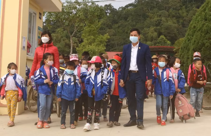 Thầy cô giáo trường Tiểu học Lam Vỹ (Định Hóa, Thái Nguyên) đón học sinh vào trường