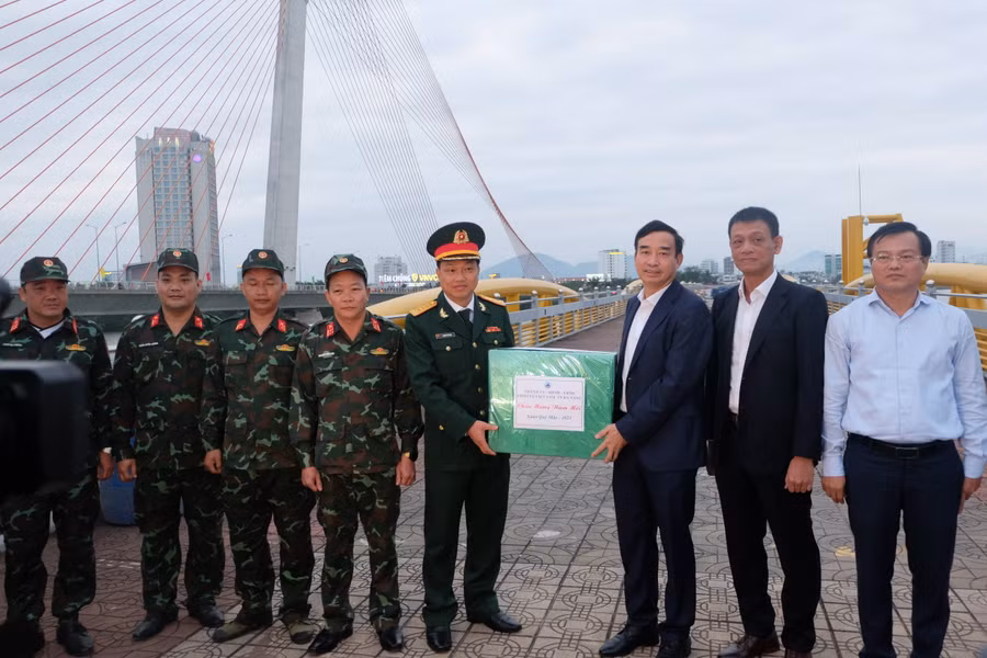 Thăm và tặng quà lực lượng bộ đội trực bắn pháo hoa đêm giao thừa Tết Quý Mão. Ảnh: Hoàng Vinh.