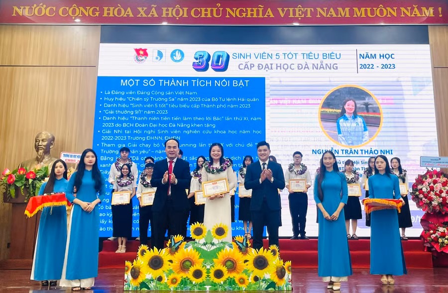 Vinh danh sinh viên 5 tốt cấp Đại học Đà Nẵng.