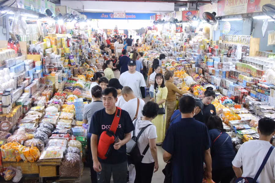Tại chợ Hàn, lượng khách đổ về mỗi lúc một đông. Các hoạt động mua bán diễn ra nhộn nhịp.