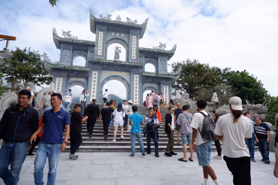 Còn tại Chùa Linh Ứng trên Bán đảo Sơn Trà, nhiều người dân và du khách đã đến chùa thắp hương cầu bình an, may mắn cho gia đình và người thân trong ngày đầu năm mới.