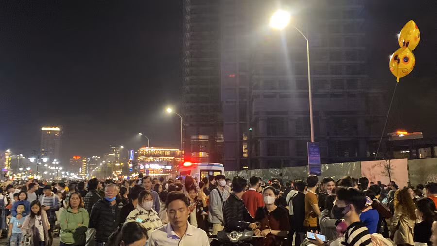 Giữa biển người chen lấn xem Countdown tại Đà Nẵng, có khán giả đã ngất xỉu, phải nhờ đến xe cấp cứu. Giữa biển người chen lấn xem Countdown tại Đà Nẵng, có khán giả đã ngất xỉu, phải nhờ đến xe cấp cứu.