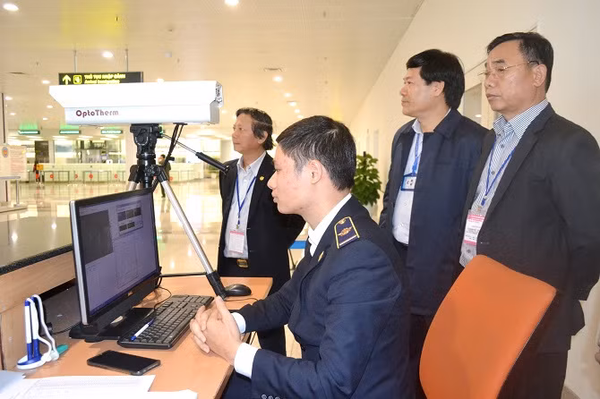 Nguy cơ lây nhiễm dịch viêm phổi cấp: Hà Nội kiểm soát chặt chẽ tại sân bay Nội Bài
