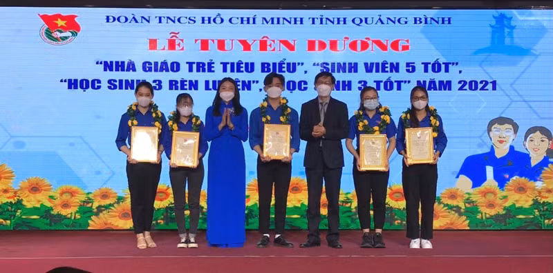 Đại diện Ban Thường vụ Tỉnh đoàn tuyên dương “Sinh viên 5 tốt”.