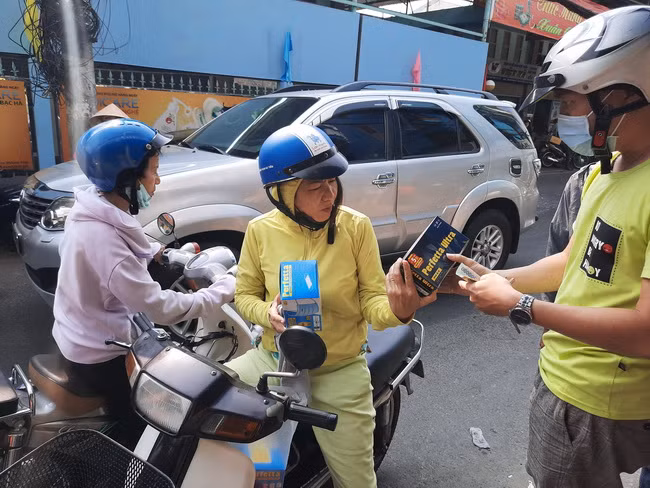 Một khách hàng ở quận 8 đến mua khẩu trang ở đường Tô Hiến Thành, quận 10 với giá 100.000 đồng/hộp
