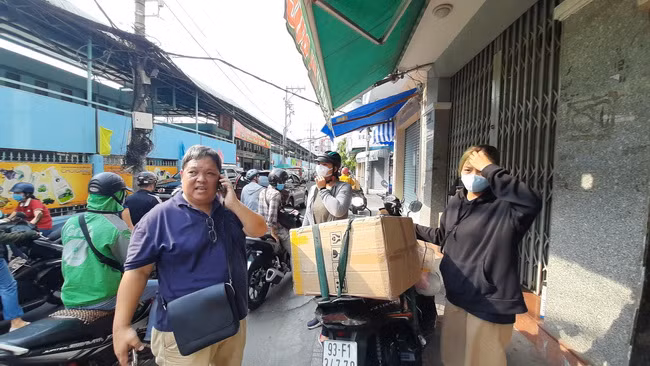 Khách hàng người Trung Quốc đến hỏi mua khẩu trang trên đường Nguyễn Giản Thanh, quận 10