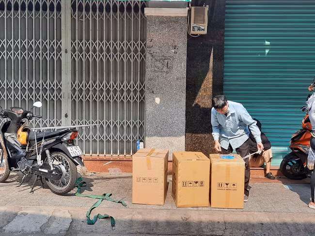 Một người bày 3 thùng khẩu trang bán ngay trên đường Nguyễn Giản Thanh, quận 10 với giá 130.000 đồng/hộp loại 4 lớp, 50 cái.