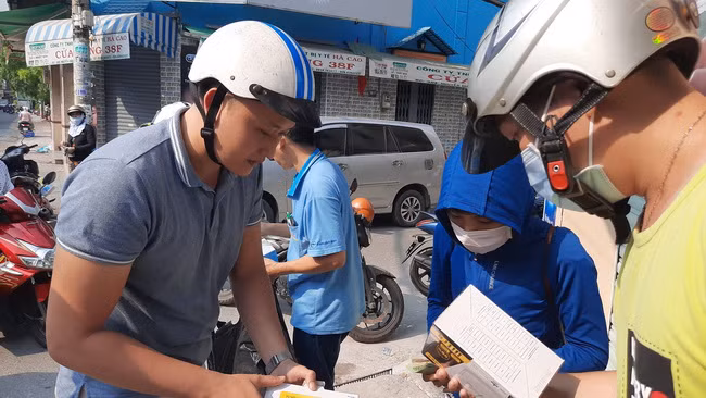 Khách hàng đến chọn mua khẩu trang trên đường Nguyễn Giản Thanh, quận 10 với giá 130.000 đồng đến 150.000 đồng/hộp loại 4 lớp.