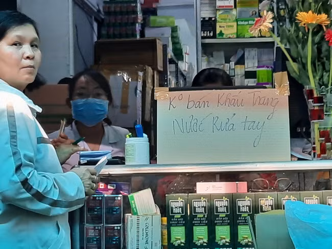 Một cửa hàng treo bảng không bán khẩu trang, nước rửa tay