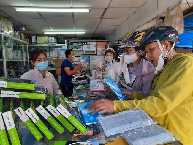 TP.HCM: Người dân đổ xô đi mua khẩu trang khiến giá tăng vọt