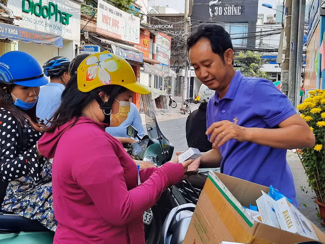 Một người đàn ông bán khẩu trang ngay trên đường Tô Hiến Thành với giá 60.000 đồng/ hộp 10 cái