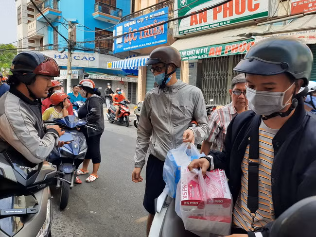 Anh Thảo nhà ở quận 8 đến mua khẩu trang với giá 130.000 đồng/ hộp loại 4 lớp.