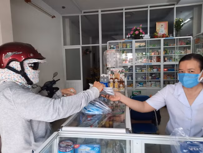 Khách hàng đến mua khẩu trang tại nhà thuốc ở quận 8