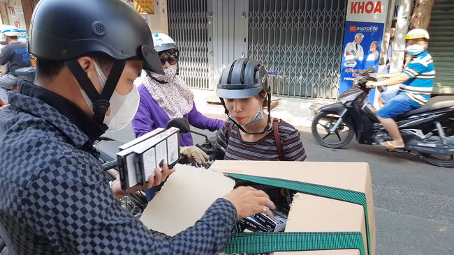 Khách mua khẩu trang ngay trên đường Tô Hiến Thành