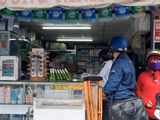 Chị Hằng áo đỏ đến tìm mua khẩu trang trên đường Thành Thái, quận 10