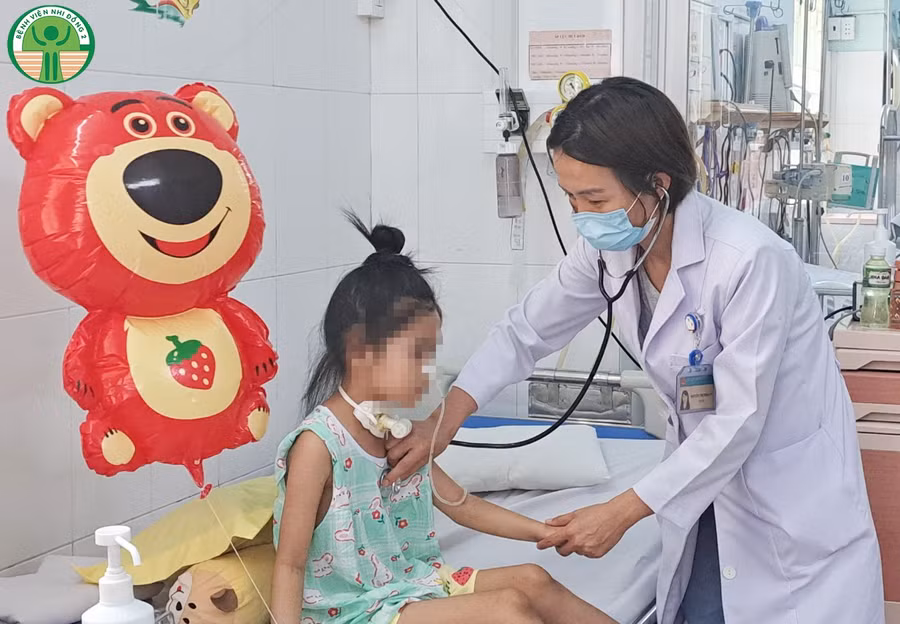Bác sĩ đang thăm khám cho bệnh nhi. (Ảnh: BVCC).