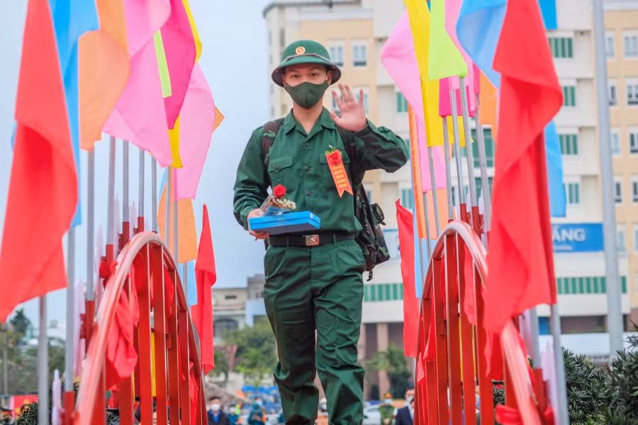 Các tân binh bước qua cầu vinh quang.