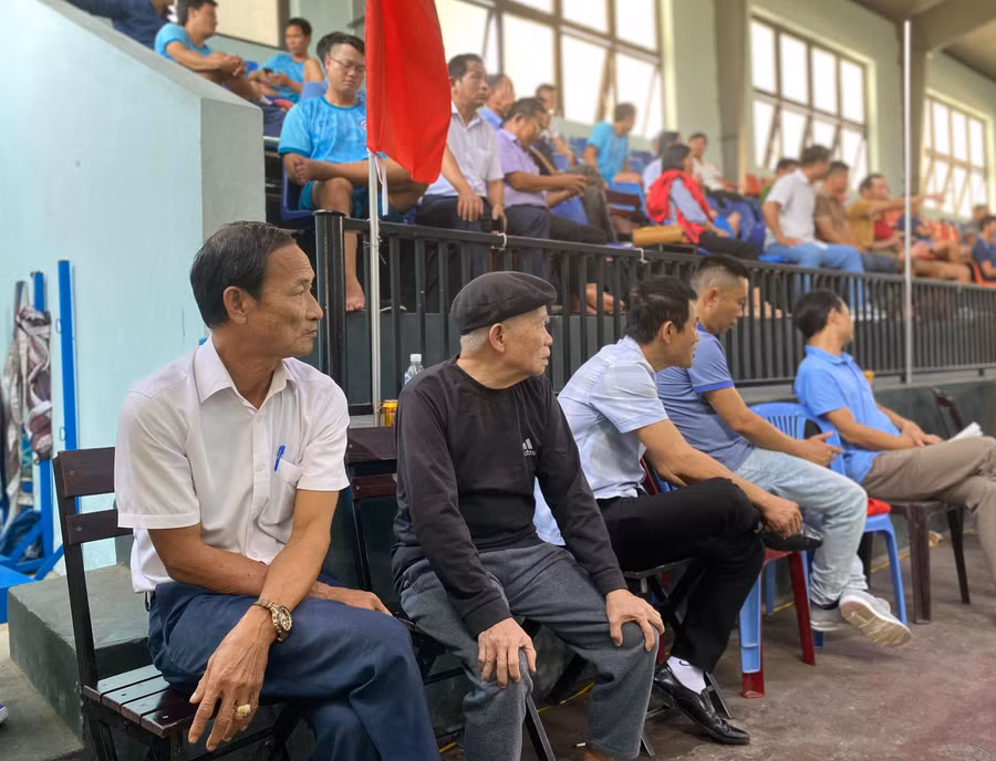 Khán giả Trương Nhật Quang (áo trắng, ngoài cùng bên trái) cho hay, qua xem các đội thi đấu, có thể thấy các đội bóng đều đã có sự chuẩn bị, tập luyện từ trước. Tuy nhiên, nếu dự đoán đội bóng chuyền nam, thì tôi cũng như một số khán giả dự đoán đội Nghệ An sẽ giành chức vô địch.