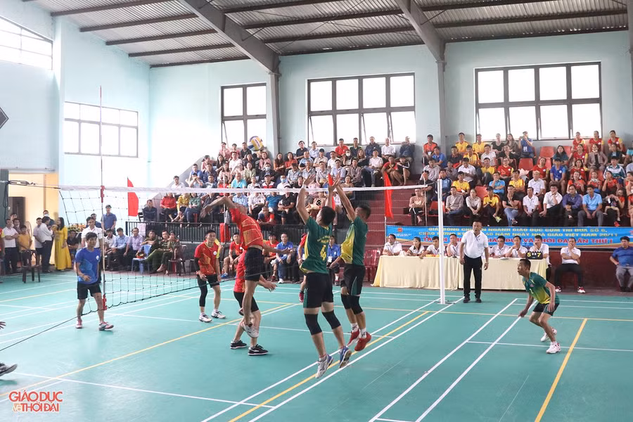 Trận đấu mở màn sau Lễ khai mạc giữa đội bóng chuyền nam Nghệ An và Quảng Trị.