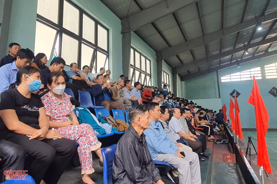 Rất nhiều cổ động viên đến sân xem và cổ vũ nhiệt tình cho các đội bóng chuyền tại giải đấu. Có những cổ động viên lớn tuổi cũng đã đến sân, chăm chú theo dõi từng trận đấu.