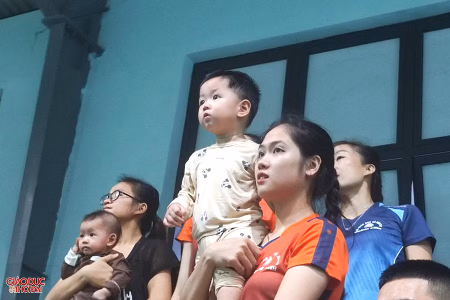 Nhiều giáo viên mang con đến sân vận động cổ vũ cho đội nhà.
