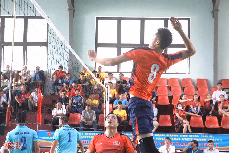 Pha nhảy lấy đà đập bóng đầy uy lực của đội tuyển giáo viên Hà Tĩnh.