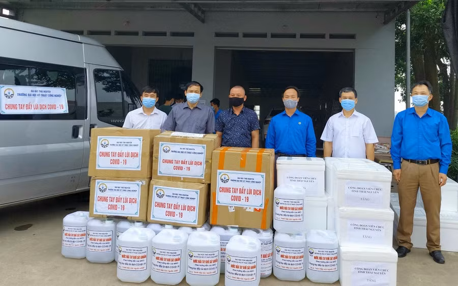 Trường ĐH Kỹ thuật Công nghiệp (ĐH Thái Nguyên) trao hỗ trợ đến công đoàn ngành giáo dục tỉnh Bắc Giang