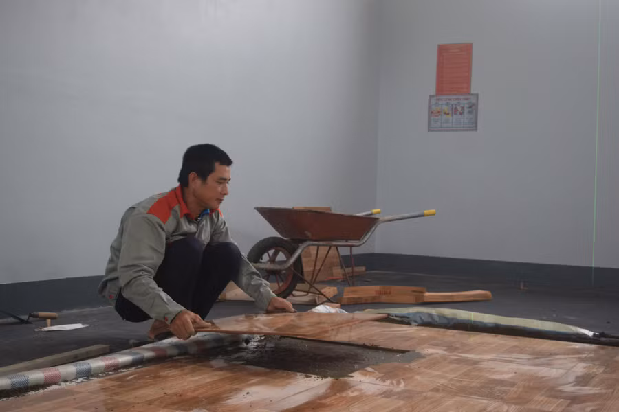 Thí sinh thực hiện bài thi lát sàn gạch.