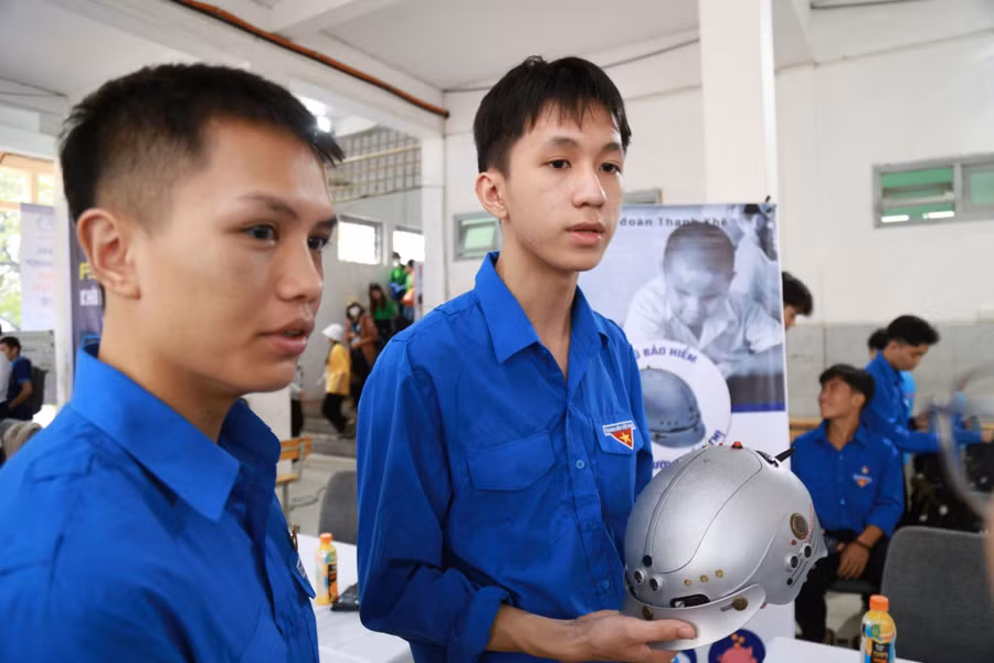 Các đoàn viên thanh niên với sáng chế mũ bảo hiểm hỗ trợ người khiếm thị.