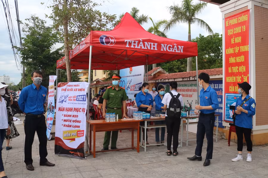 Thí sinh được tặng nước uống để sử dụng trong khi làm bài