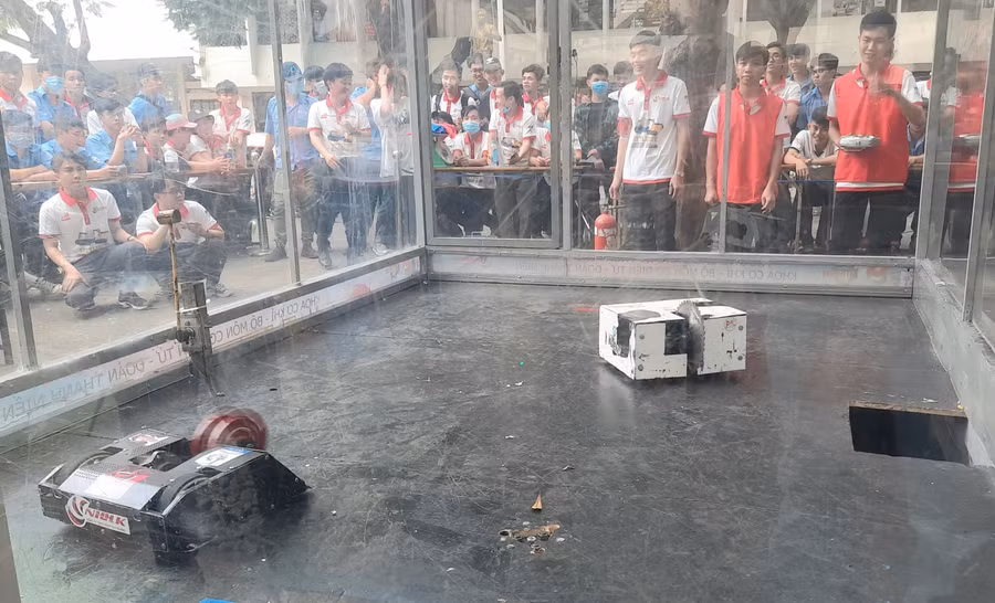 Robot chiến đấu làm sao khiến đối phương không di chuyển được hay bị lọt hố là sẽ thắng.