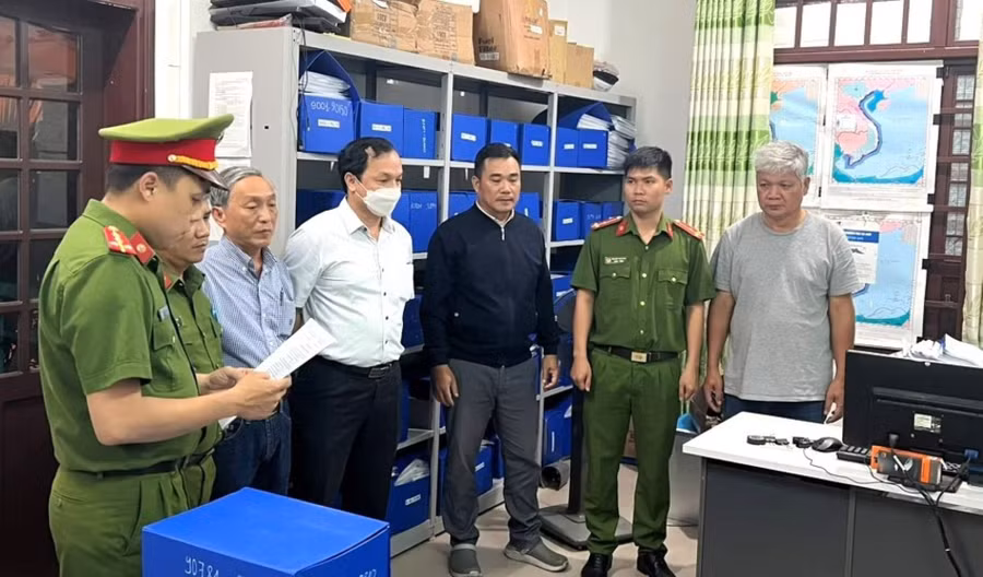Công an tống đạt quyết định tạm giữ hình sự, thực hiện lệnh khám xét. Ảnh: Công an Đà Nẵng. 