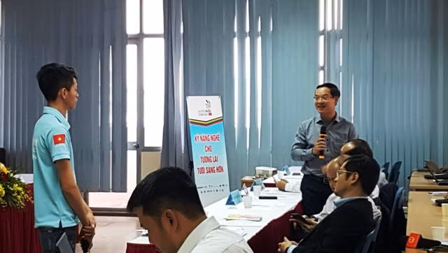 Trao đổi kinh nghiệm với thí sinh tham dự Kỳ thi tay nghề thế giới