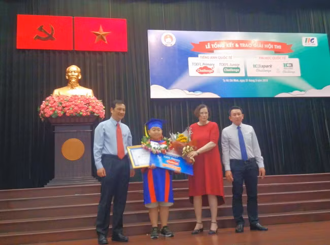 Đại diện Lãnh đạo Sở GD&ĐT TPHCM và đại diện Ban tổ chức cuộc thi trao Bằng khen và Huy chương Vàng cho em Hồ Việt Minh- học sinh lớp 5, Trường Dân lập Quốc tế Việt Úc, Quận 10, TP. HCM đã xuất sắc đạt đồng giải Nhất Quốc gia Cuộc thi TOEFL Primary Challenge dành cho học sinh cấp tiểu học. Đại diện Lãnh đạo Sở GD&ĐT TPHCM và đại diện Ban tổ chức cuộc thi trao Bằng khen và Huy chương Vàng cho em Hồ Việt Minh- học sinh lớp 5, Trường Dân lập Quốc tế Việt Úc, Quận 10, TP. HCM đã xuất sắc đạt đồng giải Nhất Quốc gia Cuộc thi TOEFL Primary Challenge dành cho học sinh cấp tiểu học.