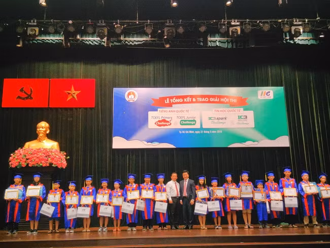 Đại diện ban tổ chức trao bằng khen và Huy chương Bạc cho các em học sinh đạt giải Nhì trong các cuộc thi Tiếng Anh và Tin học quốc tế. Đại diện ban tổ chức trao bằng khen và Huy chương Bạc cho các em học sinh đạt giải Nhì trong các cuộc thi Tiếng Anh và Tin học quốc tế.