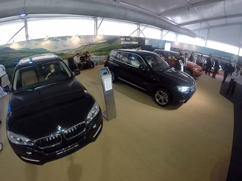 Dàn xe BMW được trưng bày trong triển lãm.