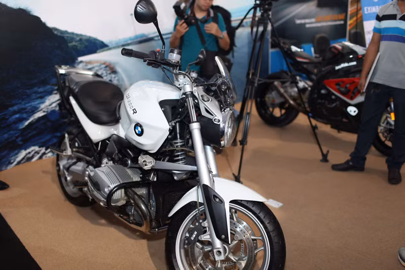 BMW R1200R mang kiểu dáng naked bike.