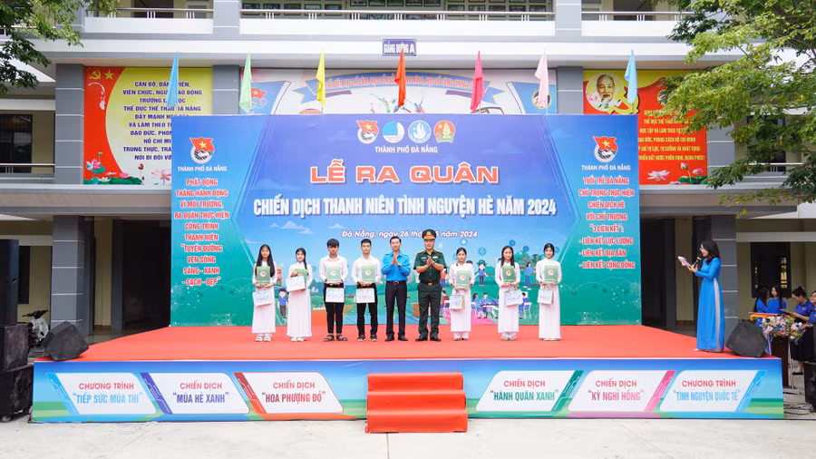 Hỗ trợ động viên 7 thí sinh đồng bào Cơ tu đang ở khu nội trú tại Trường THPT Phạm Phú Thứ (xã Hòa Sơn, huyện Hòa Vang).