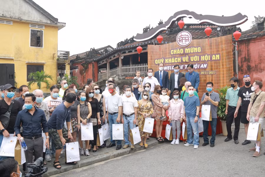 TP Hội An tặng quà cho du khách tham quan phố cổ.