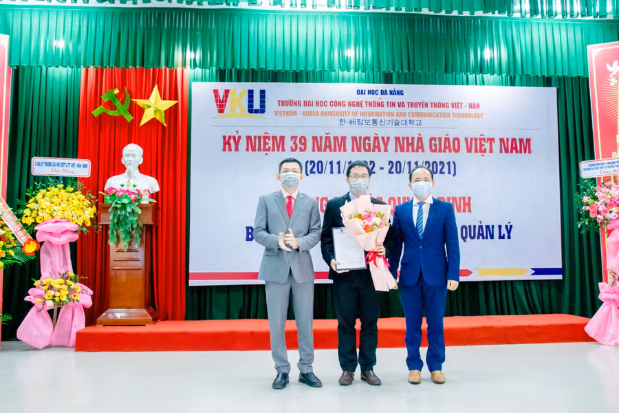 Trao quyết định bổ nhiệm Phó Hiệu trưởng cho TS Trần Thế Sơn.