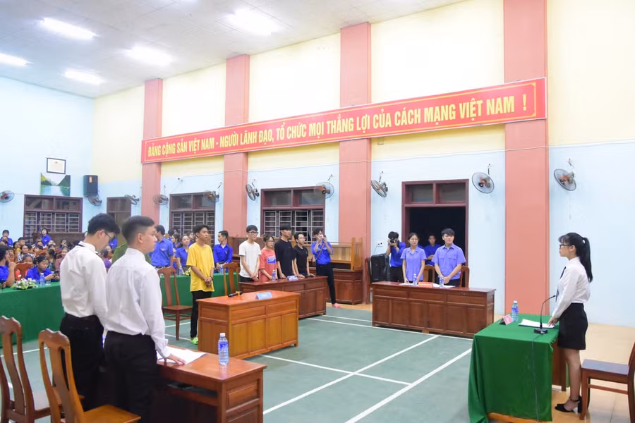Phiên tòa giả định do các sinh viên ngành Luật thực hiện. Ảnh trường cung cấp.