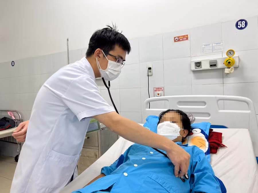 Bác sĩ thăm khám cho bệnh nhân T. Ảnh: Bệnh viện cung cấp. 
