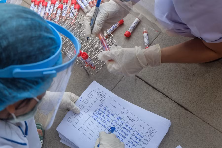 Rà soát thông tin những người được lấy mẫu xét nghiệm.
