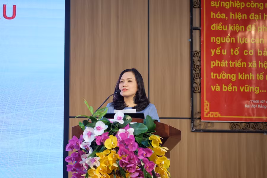 TS. Huỳnh Ngọc Mai Kha – Phó Hiệu trưởng Trường Đại học Ngoại ngữ (Đại học Đà Nẵng) phát biểu khai mạc chương trình. TS. Huỳnh Ngọc Mai Kha – Phó Hiệu trưởng Trường Đại học Ngoại ngữ (Đại học Đà Nẵng) phát biểu khai mạc chương trình.