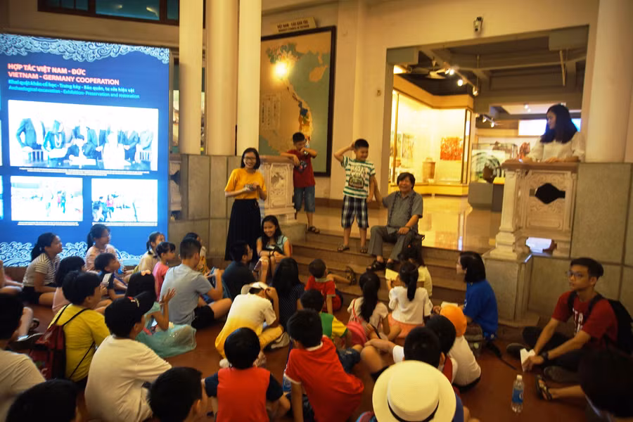HS được nghe Giáo sư Lê Văn Lan kể những câu chuyện lịch sử hấp dẫn HS được nghe Giáo sư Lê Văn Lan kể những câu chuyện lịch sử hấp dẫn