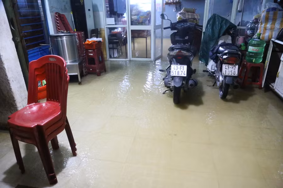Người dân dọn dẹp kê cao đồ đạc. (Ảnh: Hoàng Vinh)