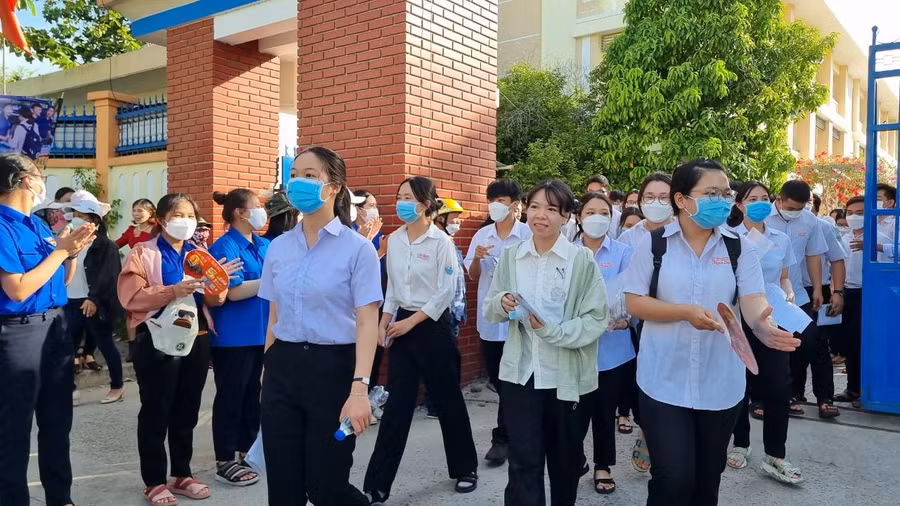Thí sinh ở Trường THPT chuyên Lê Khiết ra về sau khi hoàn thành bài thi môn Toán.