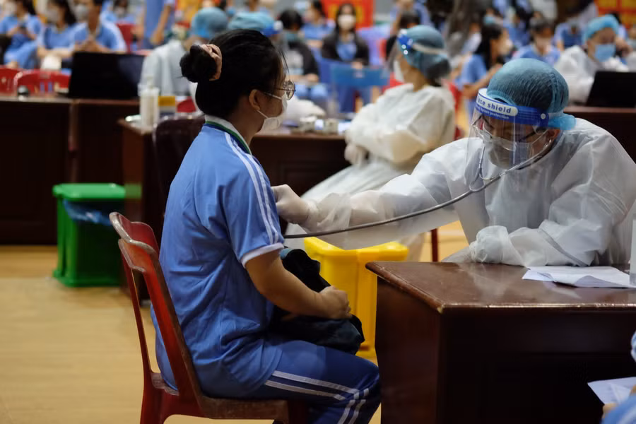“Việc ký giấy cam kết và kê khai y tế đã được Sở GD&amp;ĐT triển khai về các trường và học sinh trước đó, nên sáng nay (2/11) việc kiểm tra thông tin về tiêm chủng diễn ra suông sẻ. Ngành y tế và Sở GD&amp;ĐT đã phối hợp chặt chẽ làm theo đúng quy trình, tiêu chí mà Bộ Y tế đặt ra, nhằm đảm bảo an toàn nhất cho học sinh khi tiêm chủng”, ông Mai Tấn Linh nói.