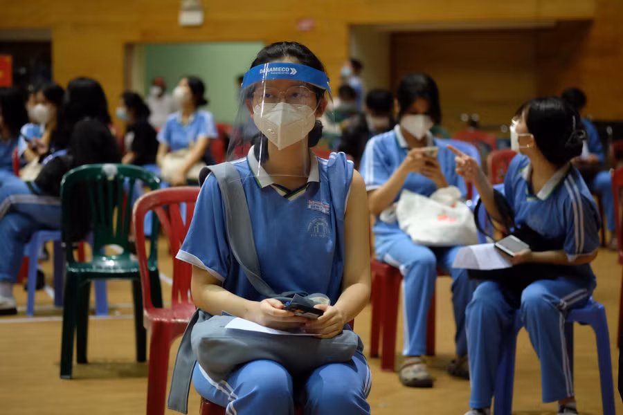 Sau khi tiêm xong, phụ huynh, người giám hộ theo dõi trẻ chặt chẽ tại nhà trong vòng 24 giờ và tiếp tục theo dõi trong vòng 28 ngày sau tiêm chủng, đặc biệt trong vòng 7 ngày đầu tiên sau tiêm chủng về các dấu hiệu: Toàn trạng, tinh thần, ăn, ngủ, thở, phát ban, triệu chứng tại chỗ tiêm, thông báo cho nhân viên y tế nếu có dấu hiệu bất thường.