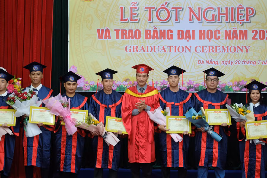 Các tân Cử nhân được tặng giấy khen vì đã có thành tích xuất sắc trong học tập.